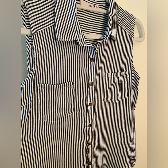So EUC dark gray/white striped collared button down tank top Size Medium - Picture 3 of 5